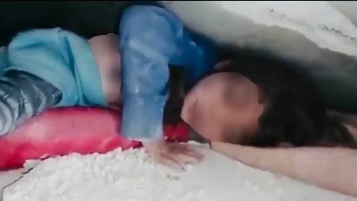 Σεισμός-Συγκλονιστικό βίντεο: Κοριτσάκι προστατεύει τον αδερφό του κάτω από τα συντρίμμια