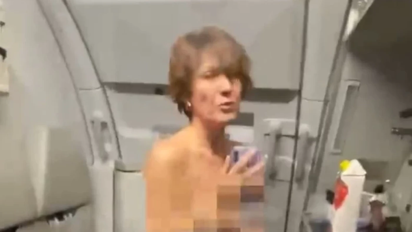 Aeroflot: Ημίγυμνη γυναίκα προσπάθησε να μπει στο πιλοτήριο