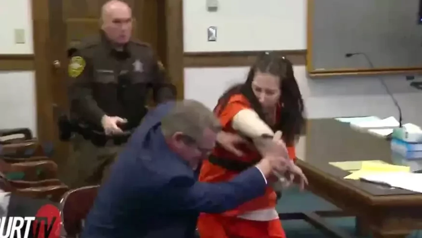 Χαμός σε δικαστήριο των ΗΠΑ: 25χρονη που διαμέλισε και ασέλγησε στον εραστή της, επιτέθηκε στον δικηγόρο της