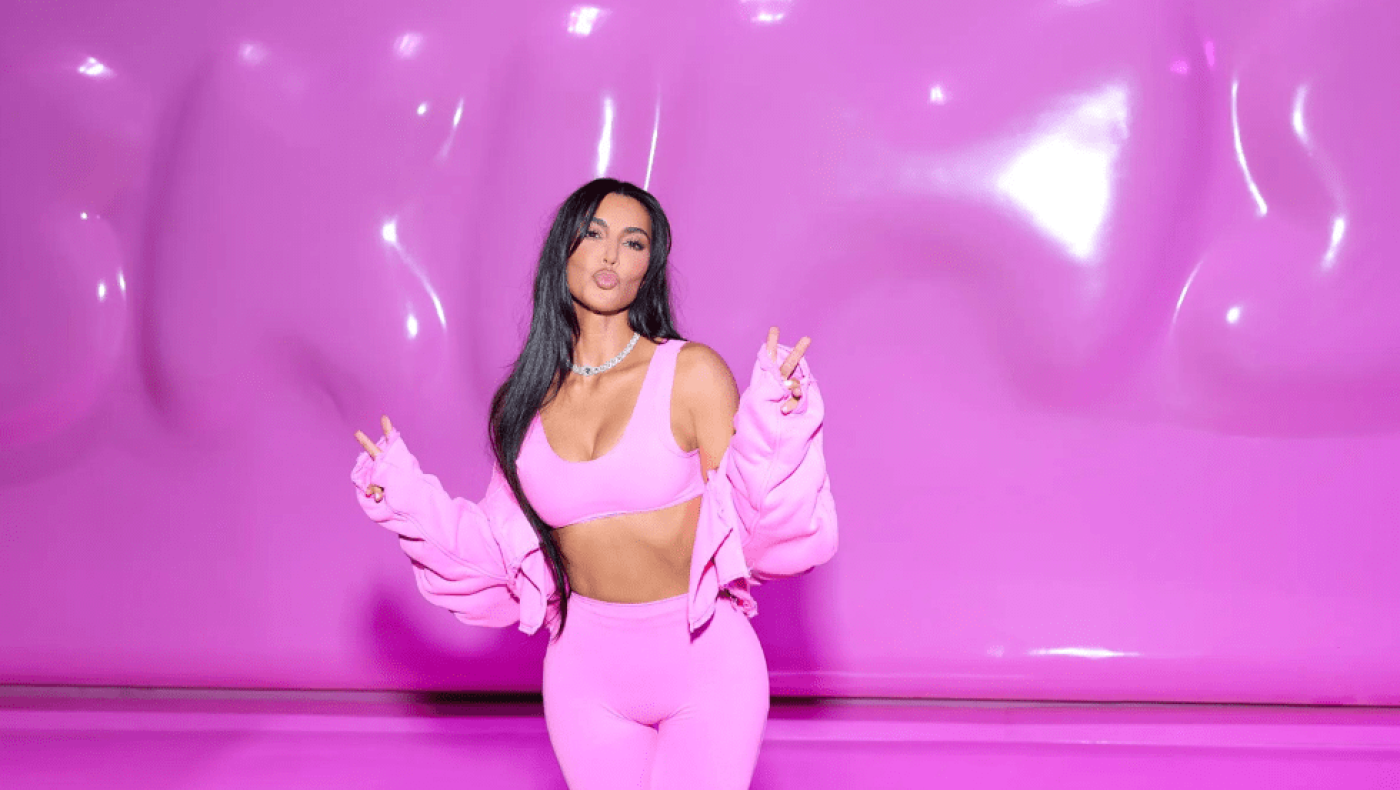 Η Kim Kardashian ερωτοτροπεί με γυμνό άνδρα για τις ανάγκες διαφημιστικής καμπάνιας