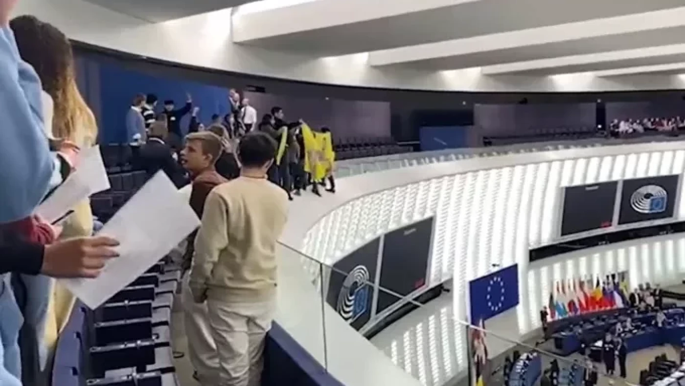 Κούρδοι εισέβαλαν στο Ευρωκοινοβούλιο ζητώντας την απελευθέρωση του Οτσαλάν