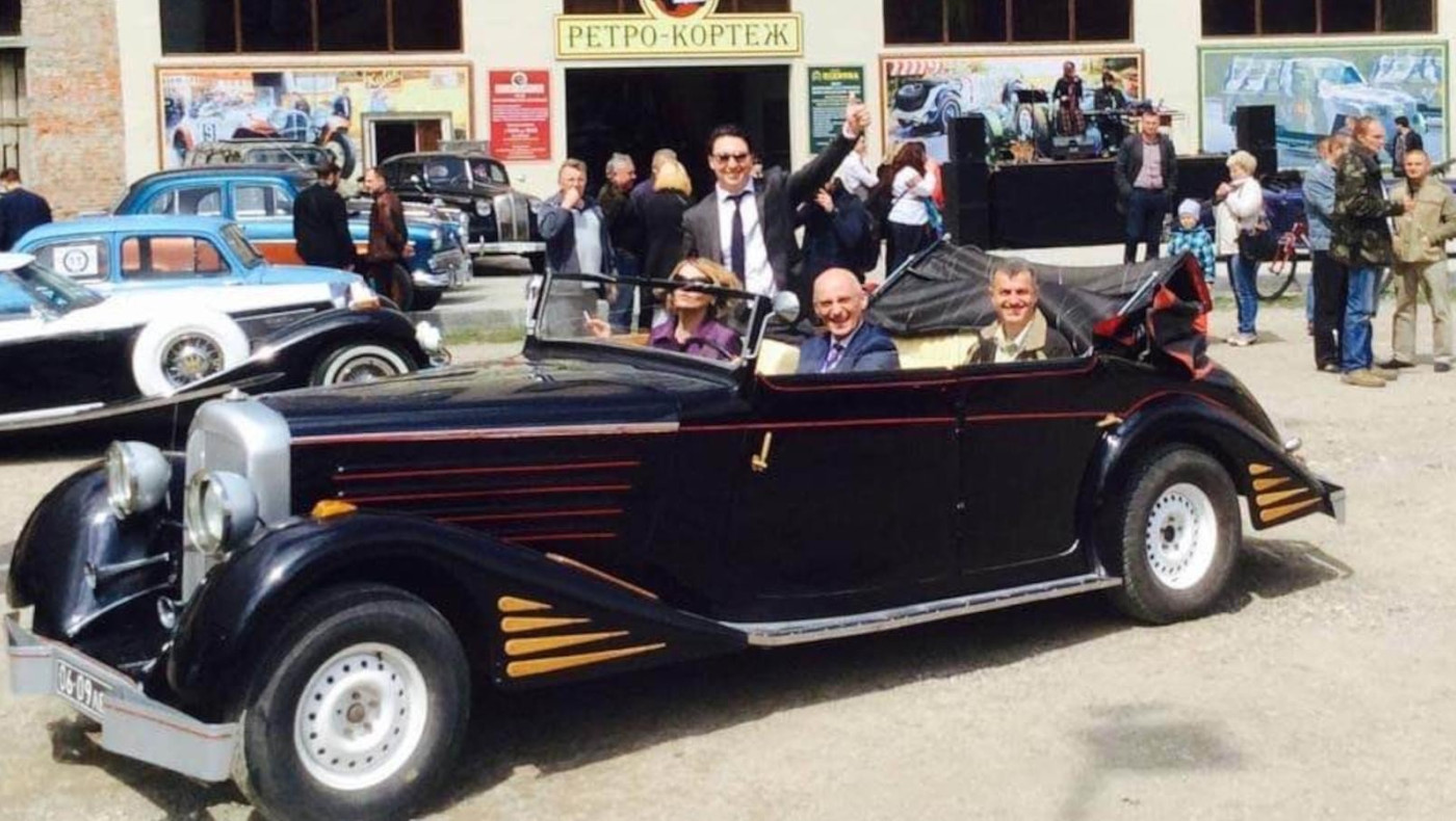 Ουκρανός πουλά σπάνια αυτοκίνητα για πολεμοφόδια