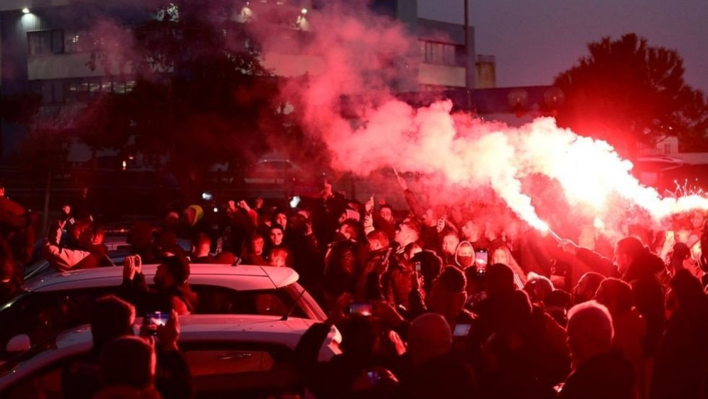 Θερμή υποδοχή από τους οπαδούς του Ολυμπιακού στον Ρέντη για την ομάδα βόλεϊ