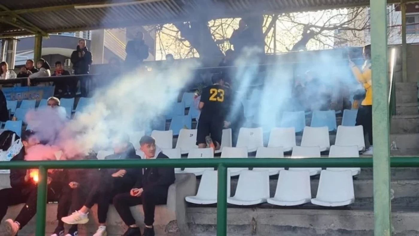 Λουλούδια και δαχτυλίδι στον πάγκο για την ξεχωριστή πρόταση γάμου στην Έδεσσα