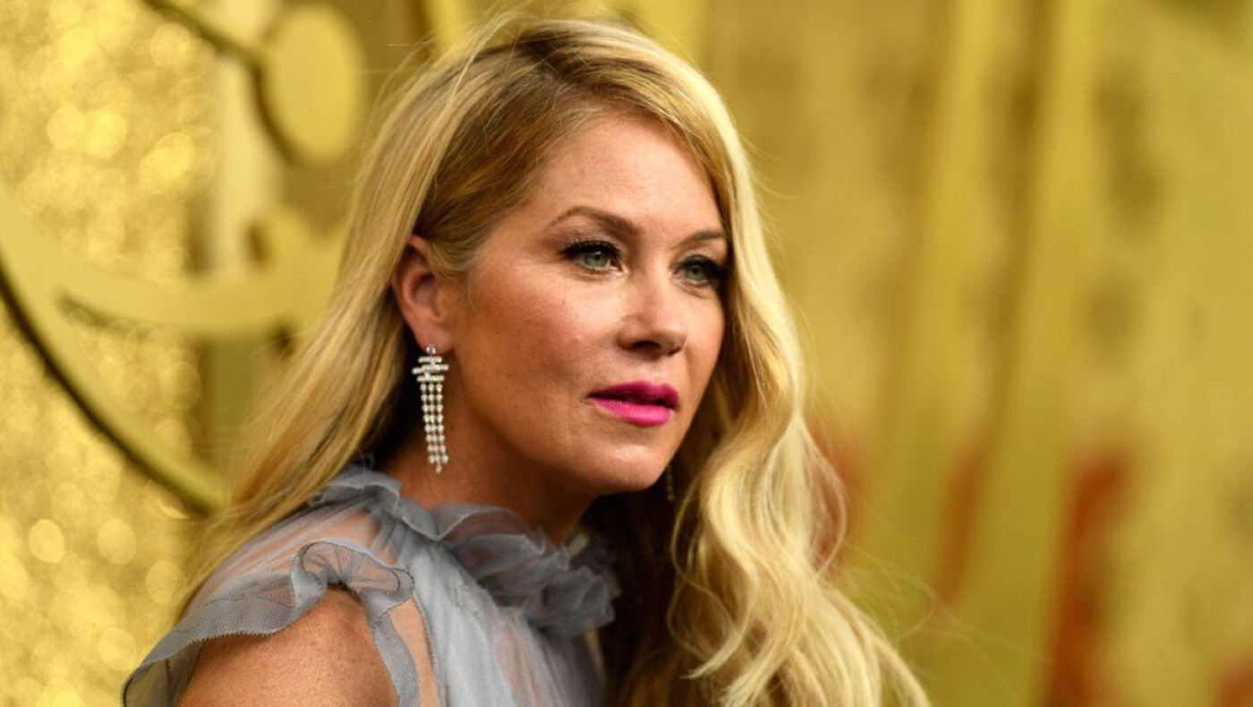 Πασίγνωστη ηθοποιός εμφανίστηκε σε βραβεία με μπαστούνι