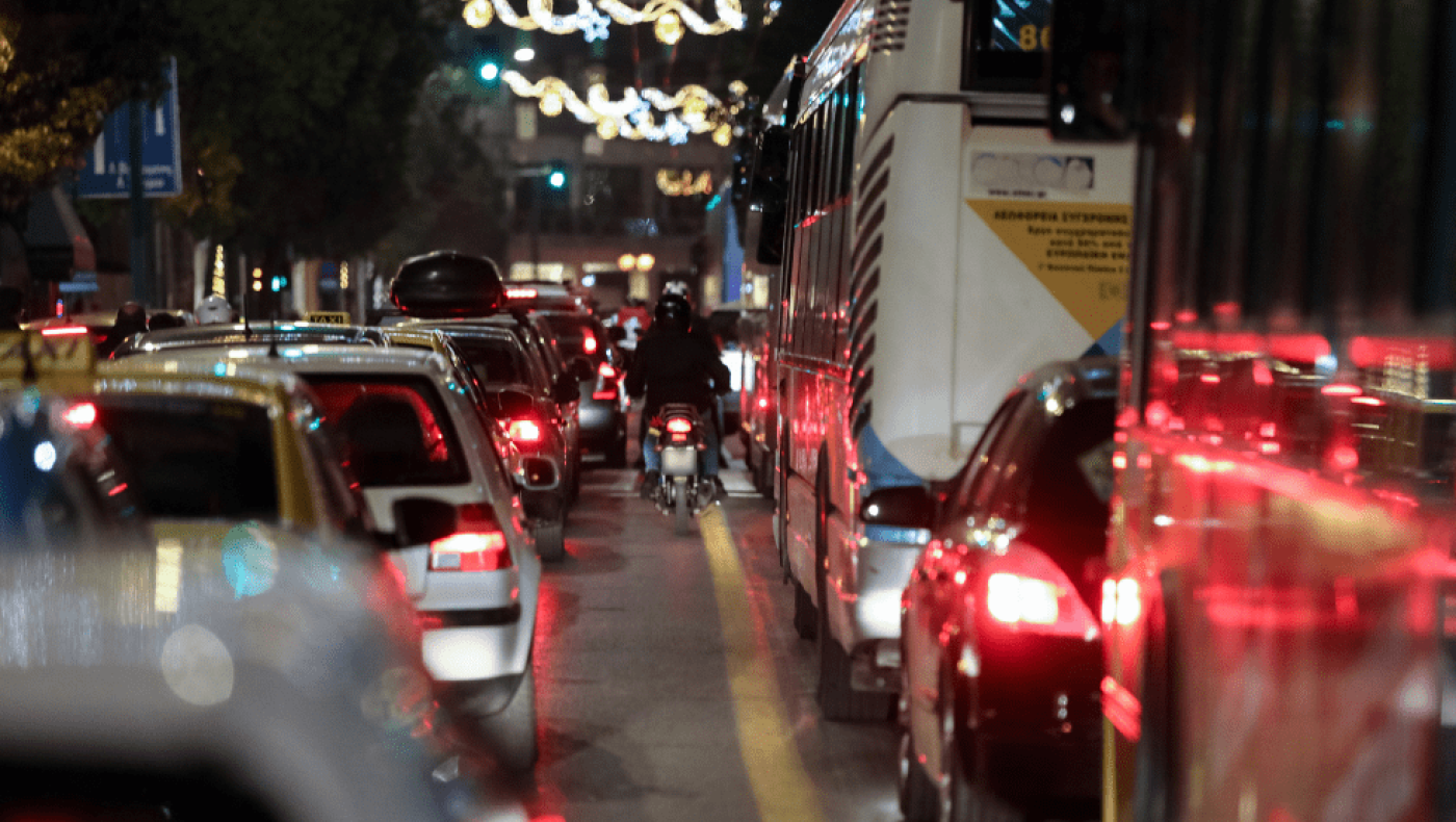 Επιτρέπεται τα μηχανάκια να περνούν ανάμεσα από τα αυτοκίνητα;