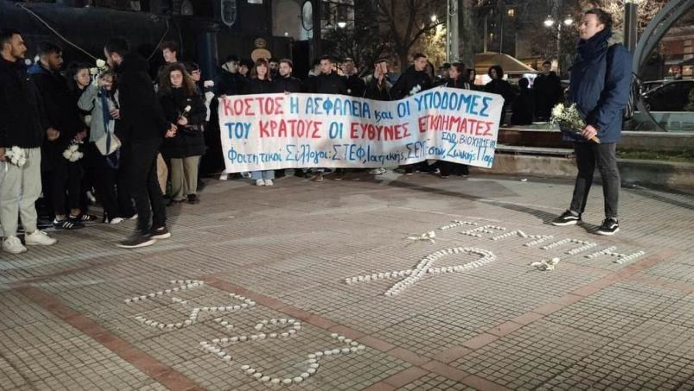 Τέμπη: Πολίτες συγκεντρώθηκαν έξω από τον ΟΣΕ στη Λάρισα - «Δεν είναι η κακιά η ώρα που σκοτώνει»