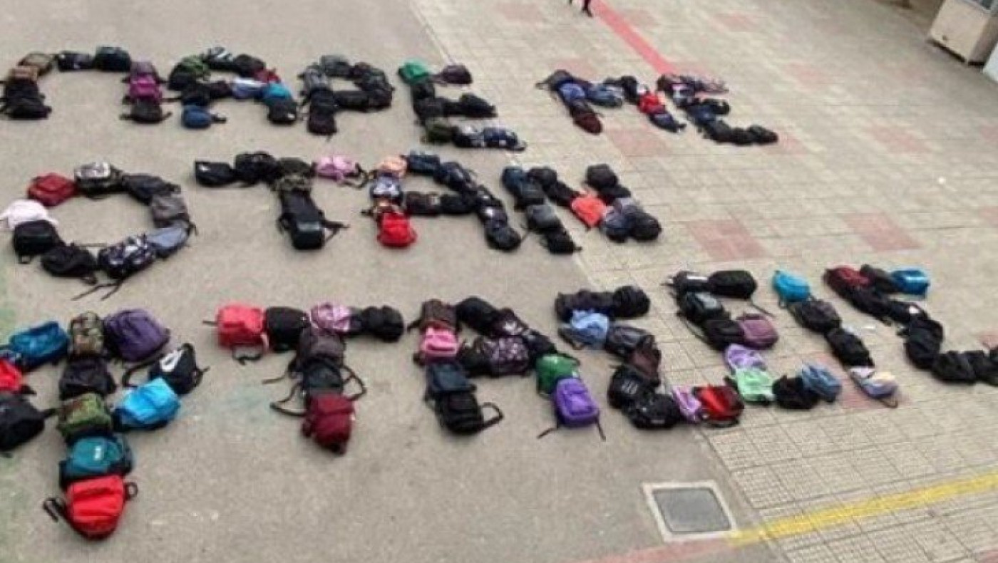 Συγκινούν μαθητές σχολείων: Σχηματίζουν τη φράση «πάρε με όταν φτάσεις» με τις τσάντες τους για τα θύματα των Τεμπών