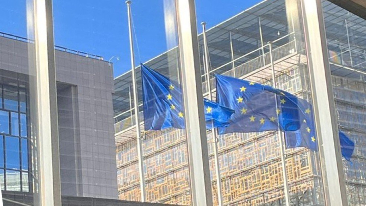 Τραγωδία Τεμπών: Μεσίστιες οι σημαίες στα κτίρια της Κομισιόν