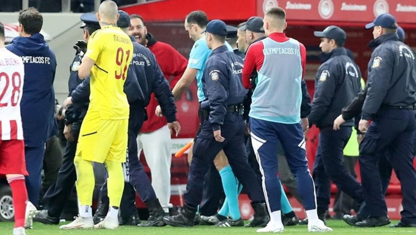 Χαμός στην φυσούνα του Καραϊσκάκης: Έσπρωχναν τον Πινέιρο και προσπάθησαν να τον κλωτσήσουν!