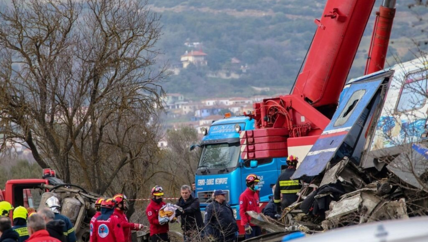 Τέμπη: «Μάνα δεν θα 'ρθω, μπήκα σε λάθος τρένο» - Η μαντινάδα που συγκλονίζει