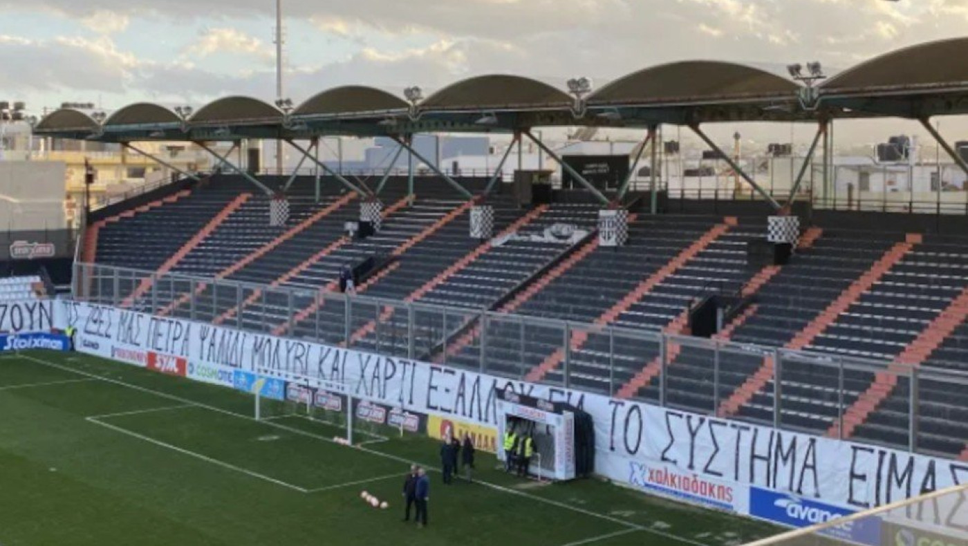 Πανό στο Γεντί Κουλέ: για τα Τέμπη «Παίζουν τις ζωές μας πέτρα, ψαλίδι, μολύβι και χαρτί»