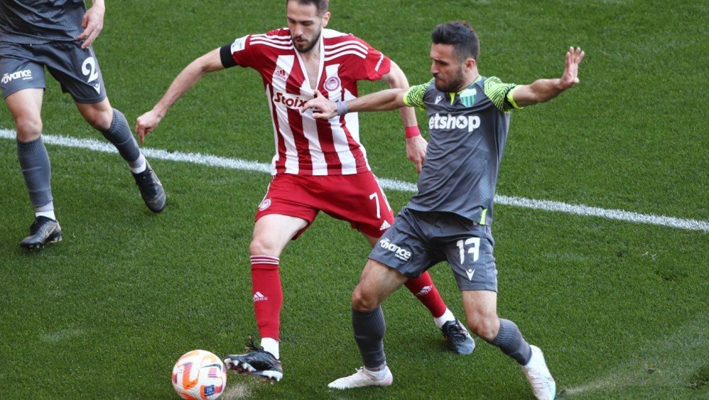 Πανό για την τραγωδία των Τεμπών στο Φάληρο: «Λαός που χάνει τη λαλιά του...»