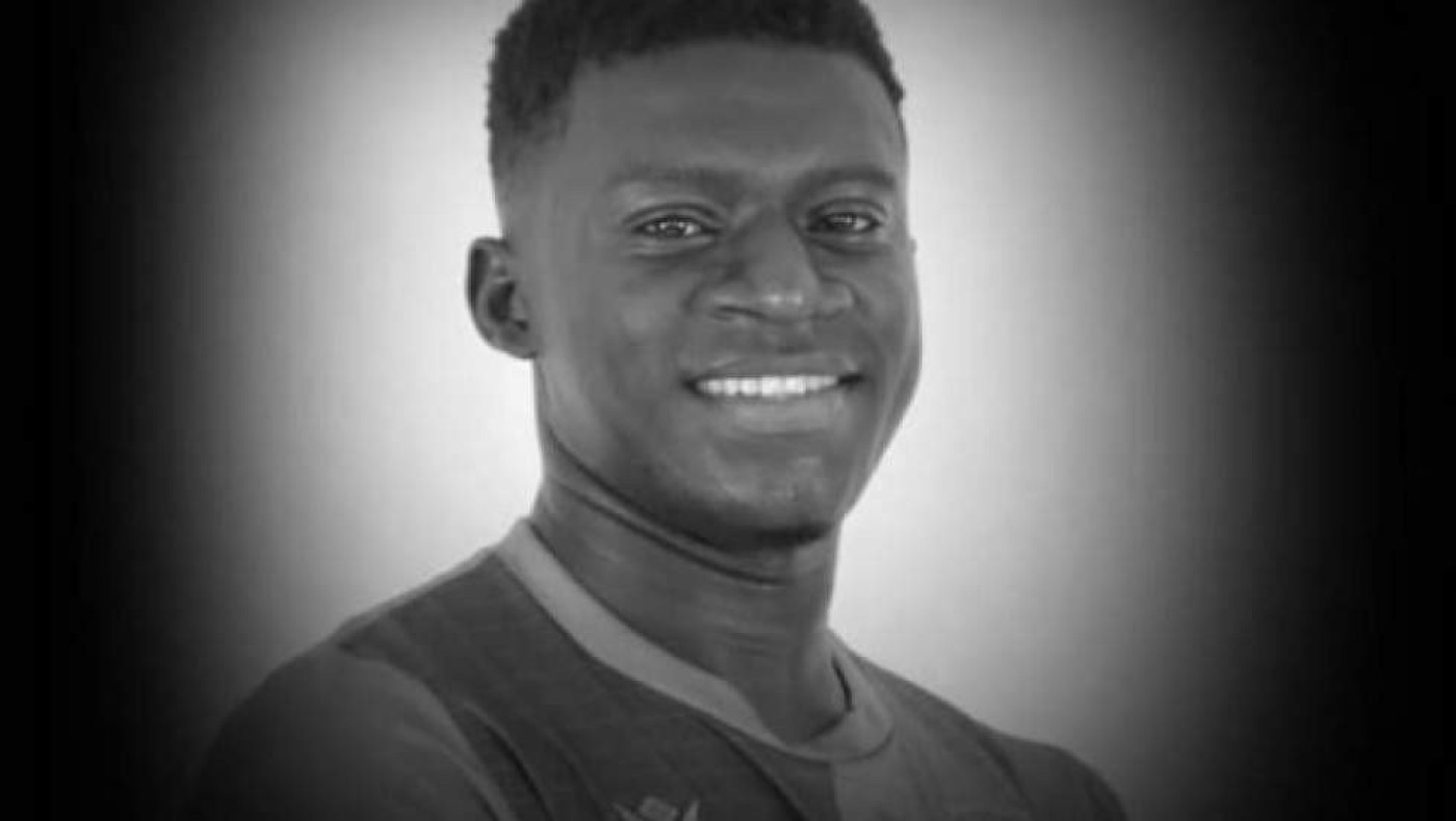 Ποδοσφαιριστής πέθανε μετά την κατάρρευσή του την ώρα του αγώνα