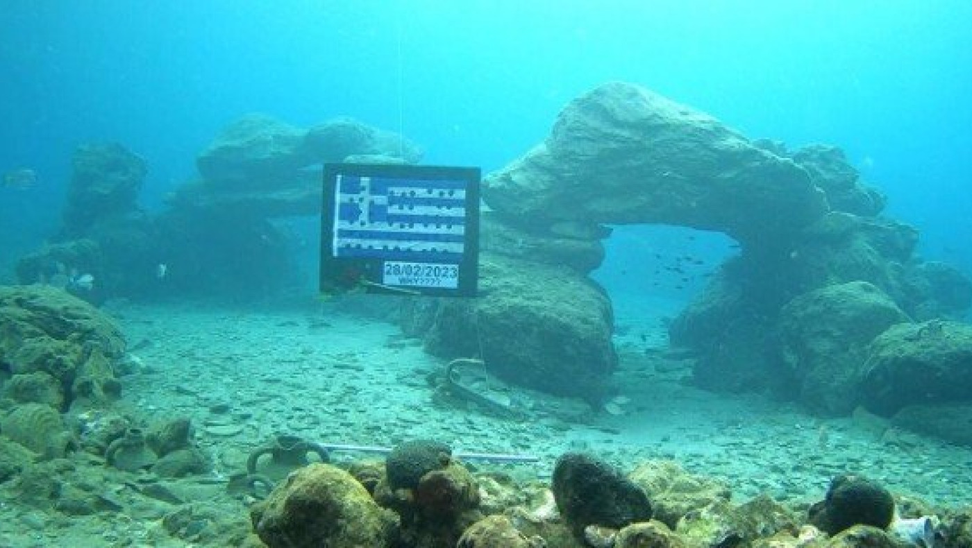 Τραγωδία στα Τέμπη - Κρήτη: Ελληνική σημαία και ένα «γιατί» στον βυθό της θάλασσας (vid)