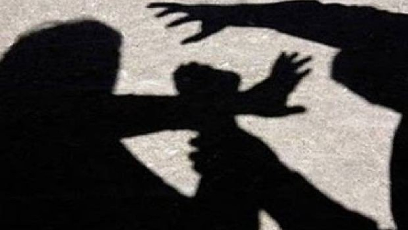 Σοκ: Ανώμαλος πήγε να τη βιάσει έξω από την πόρτα του σπιτιού της (video)