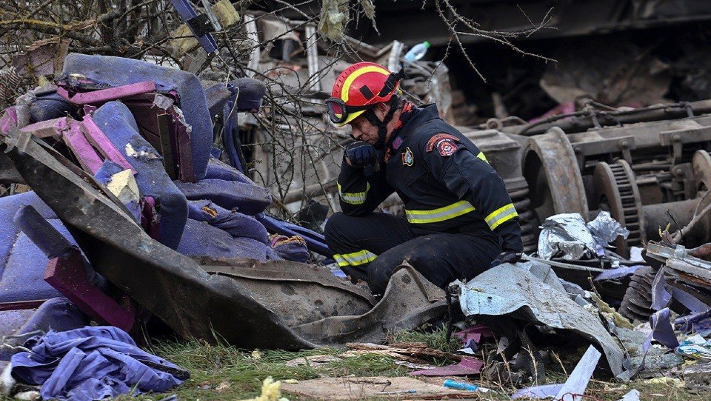 Τραγωδία στα Τέμπη: Η «ορφανή» σορός και η κοπέλα που ακόμα αναζητούν οι γονείς της