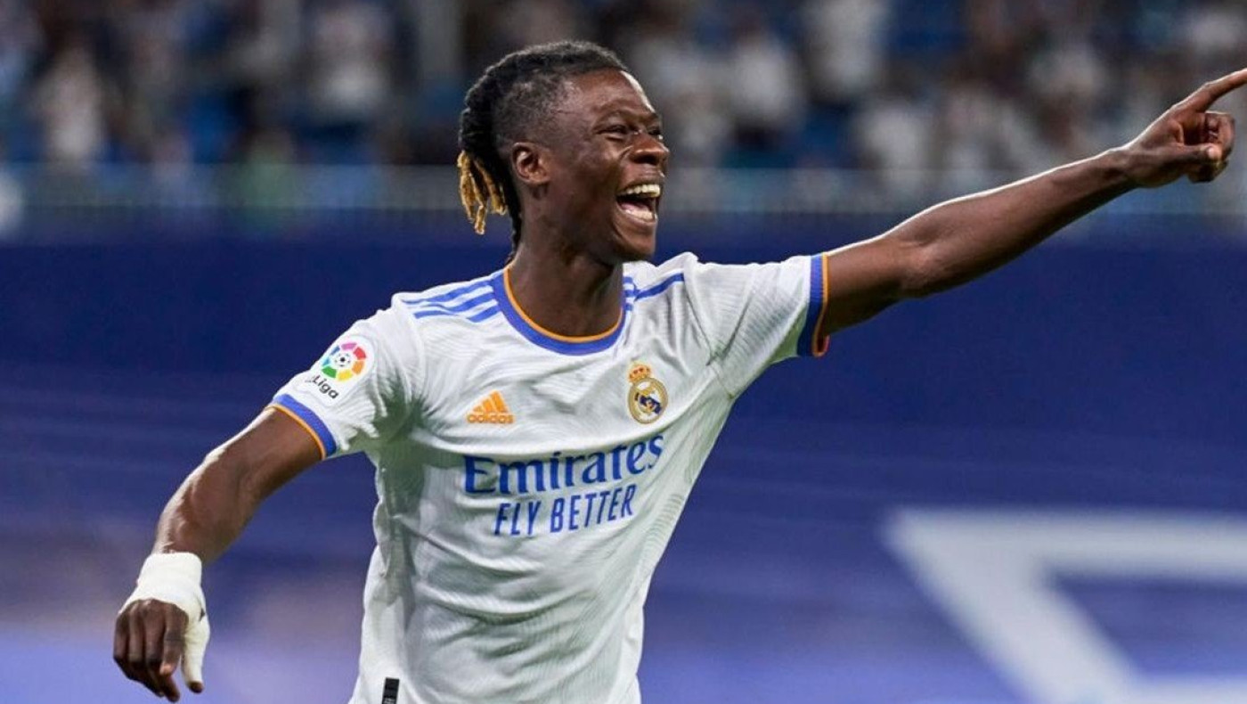 Κλείνει το μάτι στη Μάντσεστερ Σίτι ο Καμαβινγκά