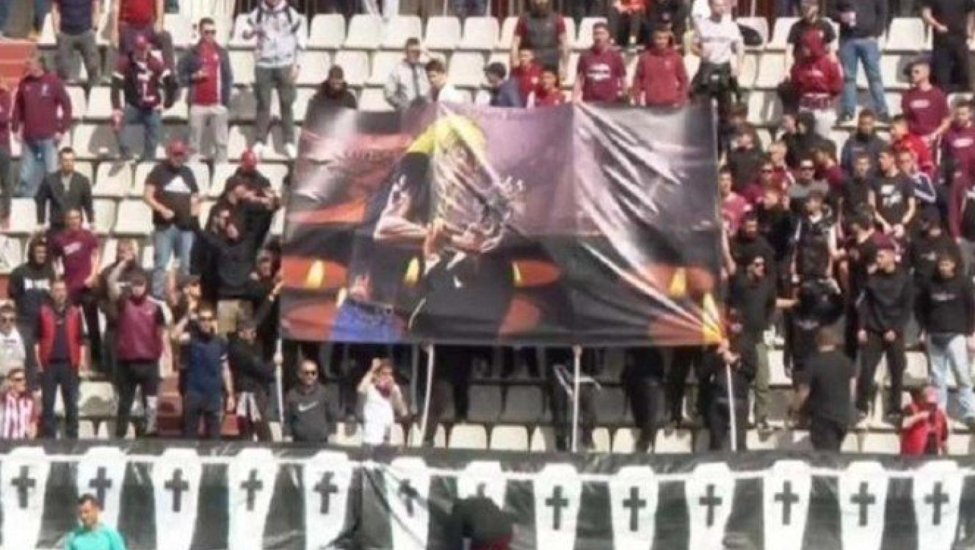 ΑΕΛ: Πανό με 57 φέρετρα, ο Παπαδόπουλος ζήτησε να κατέβει (pics)