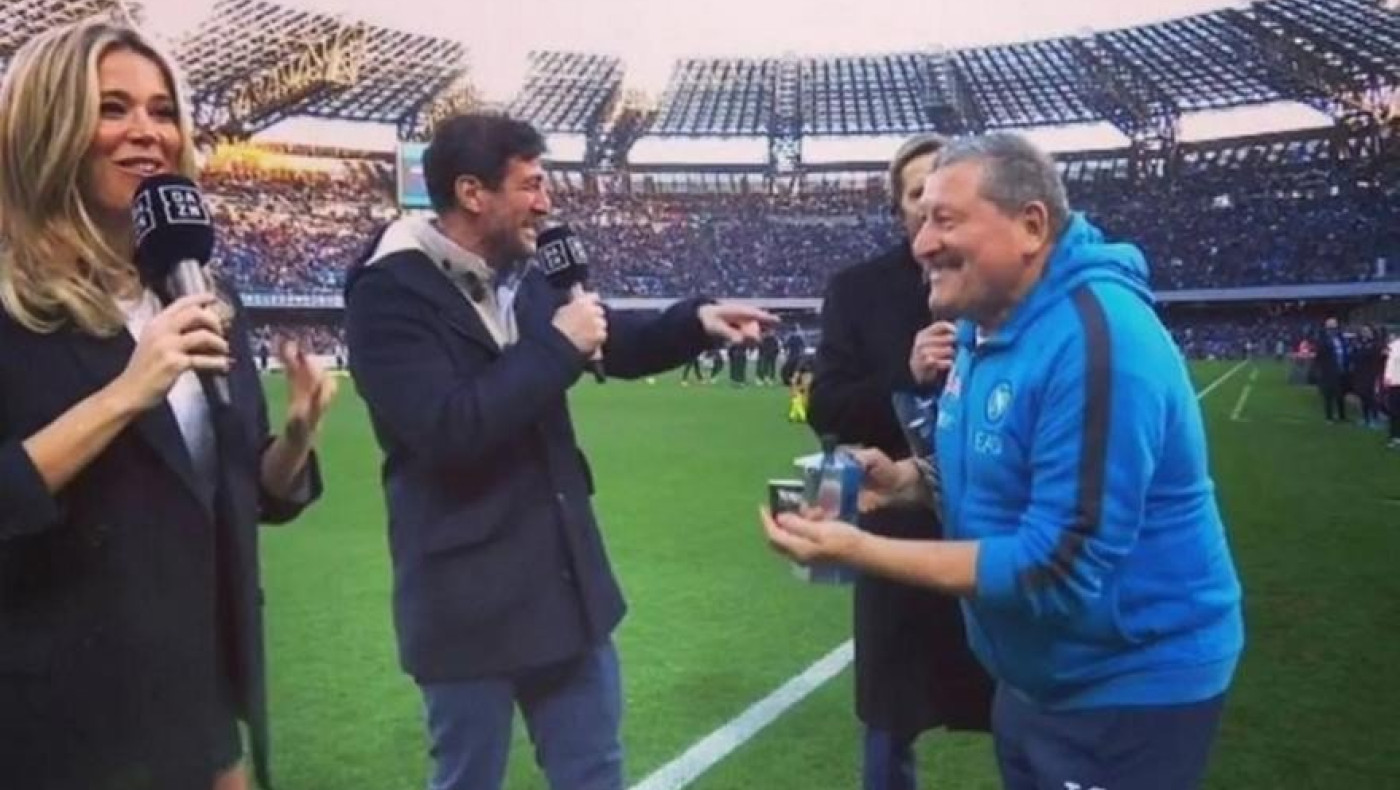 Επική στιγμή στο Νάπολι-Αταλάντα: Ο φροντιστής «μπούκαρε» στο γήπεδο για να προσφέρει...καφέ