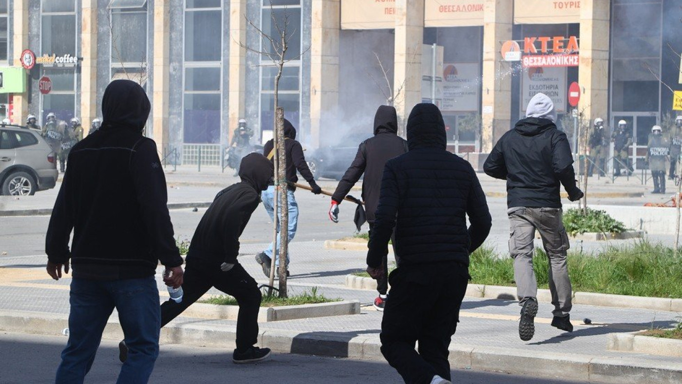 Πεδίο μάχης ο σταθμός του ΟΣΕ στη Θεσσαλονίκη - Πετροπόλεμος και χημικά