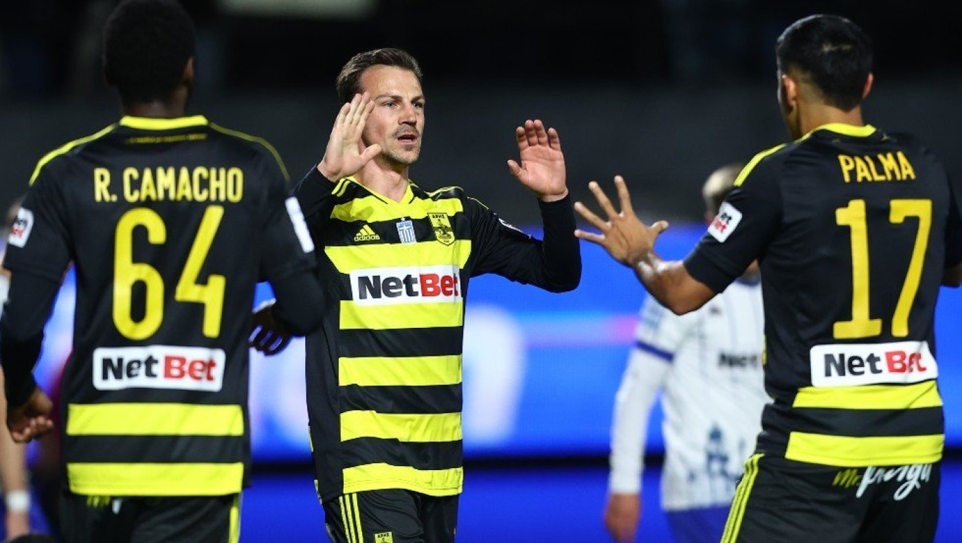 Άρης: Η έκρηξη κερκίδας και πάγκου στα γκολ και το βλέμμα του Καρυπίδη