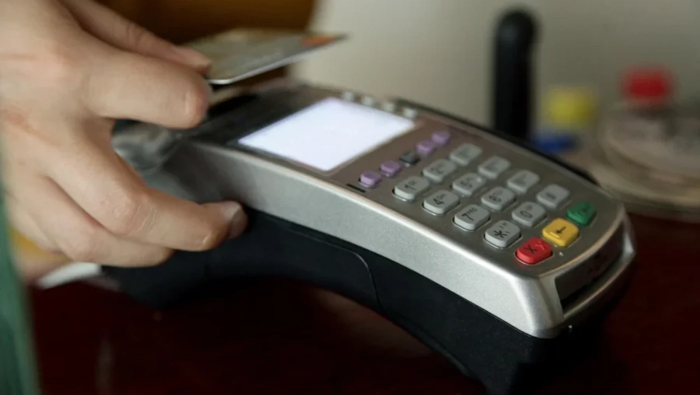 Βαριά πρόστιμα έως 50.000 ευρώ για ταμειακές και POS που δεν συνδέονται απευθείας με την Εφορία