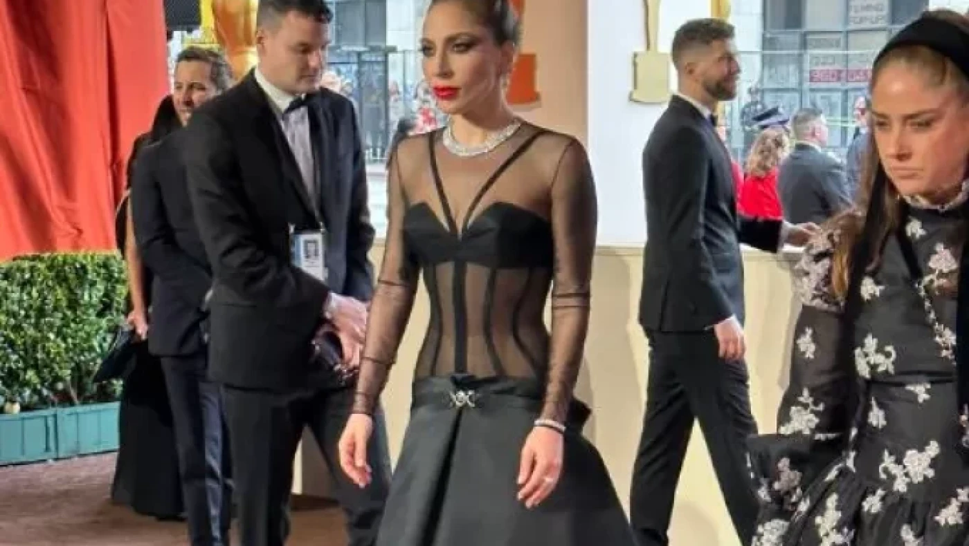 Lady Gaga: Έτρεξε να βοηθήσει φωτογράφο που έπεσε στο λευκό χαλί