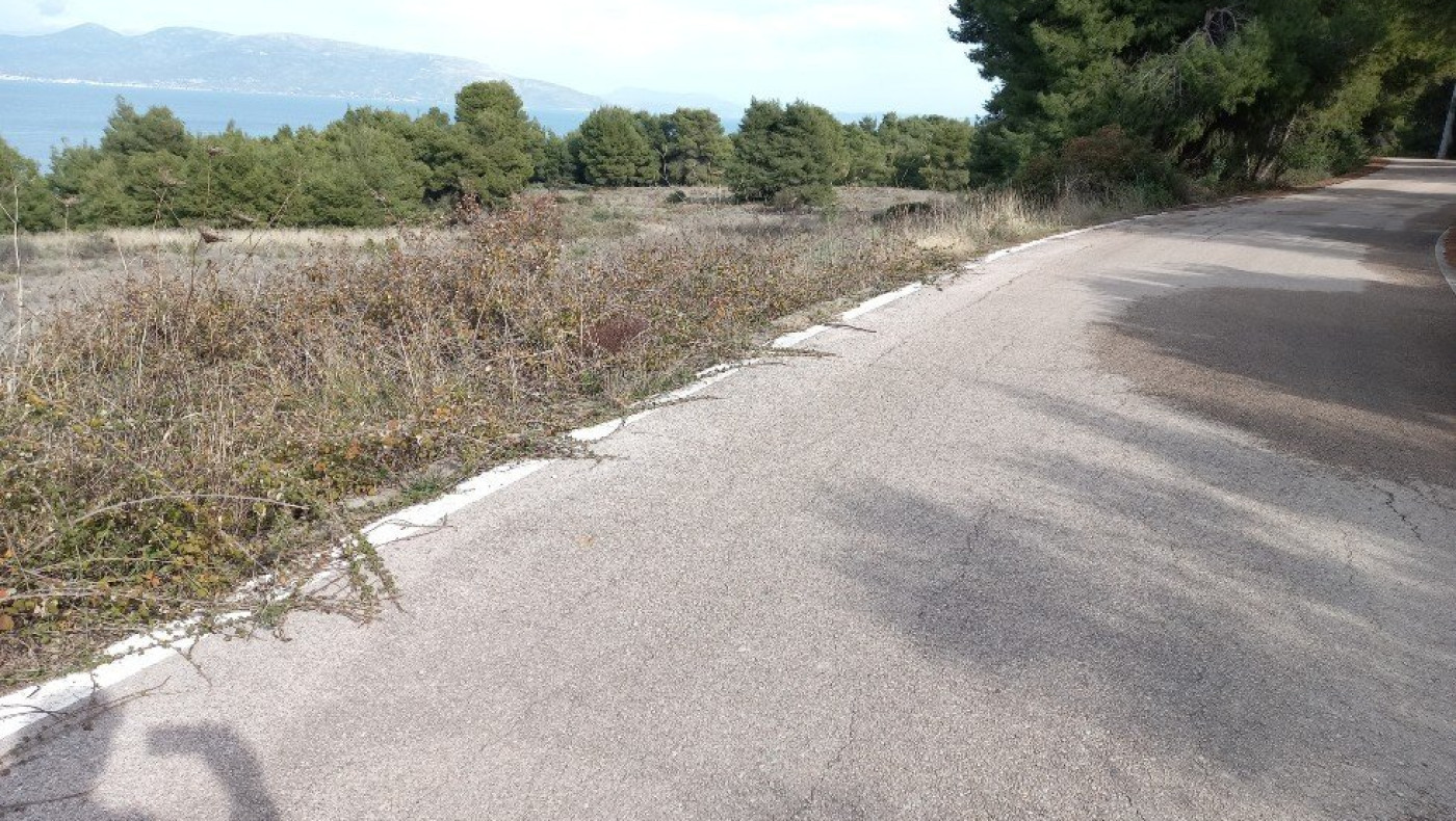 Χαλκούτσι Ωρωπού: Ξηλώνουν άρον-άρον την άσφαλτο από την παραλία