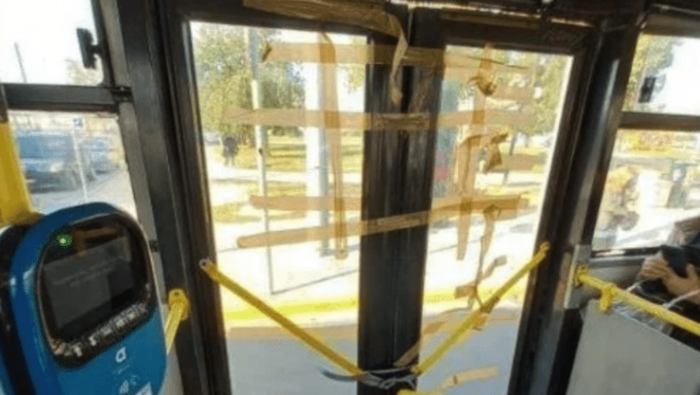 Ξεκόλλησε πόρτα λεωφορείου που βρισκόταν εν κινήσει – Έβαλαν κολλητική ταινία