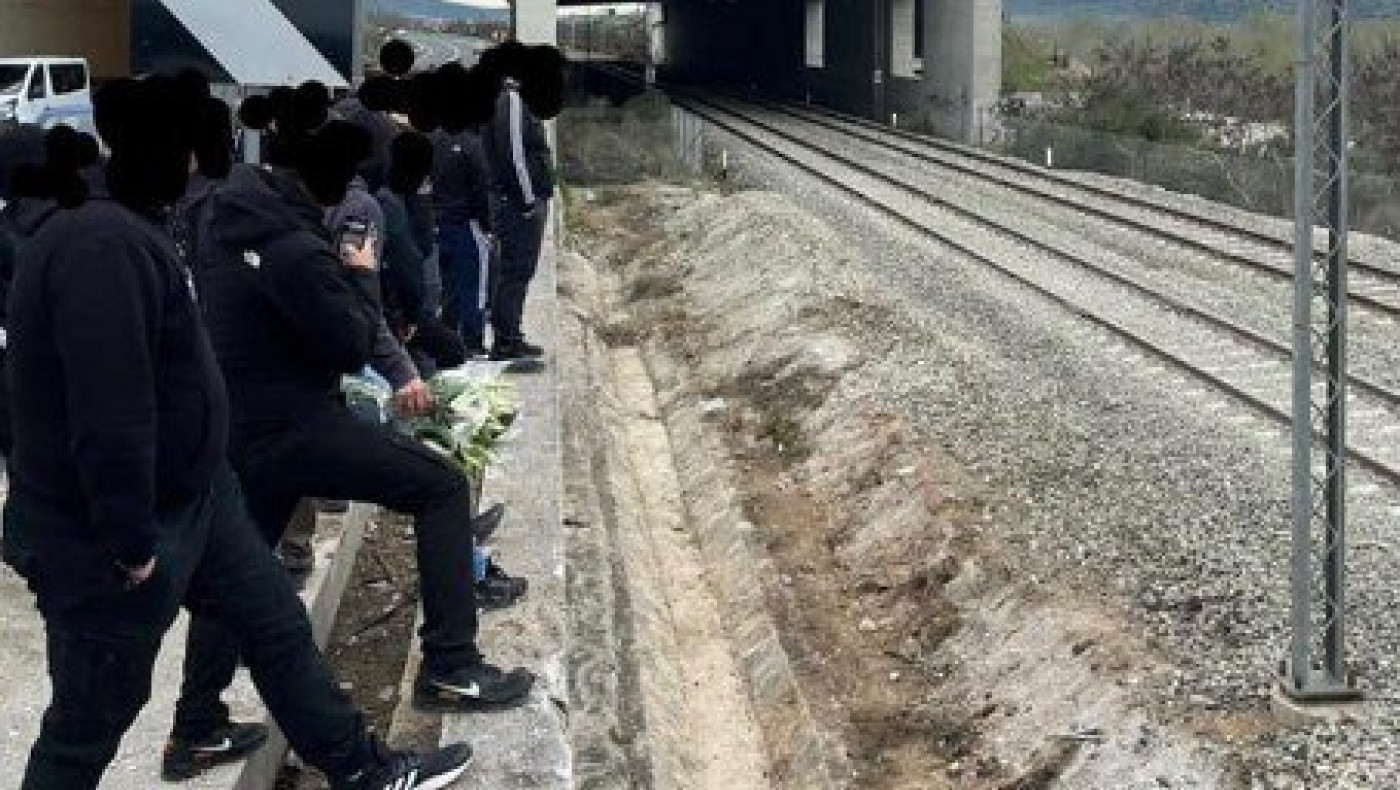 Φίλοι του ΠΑΟΚ στο σημείο της τραγωδίας των Τεμπών: «Όσο σάπια και να είναι αυτή η κοινωνία θα την ανατρέψουμε»