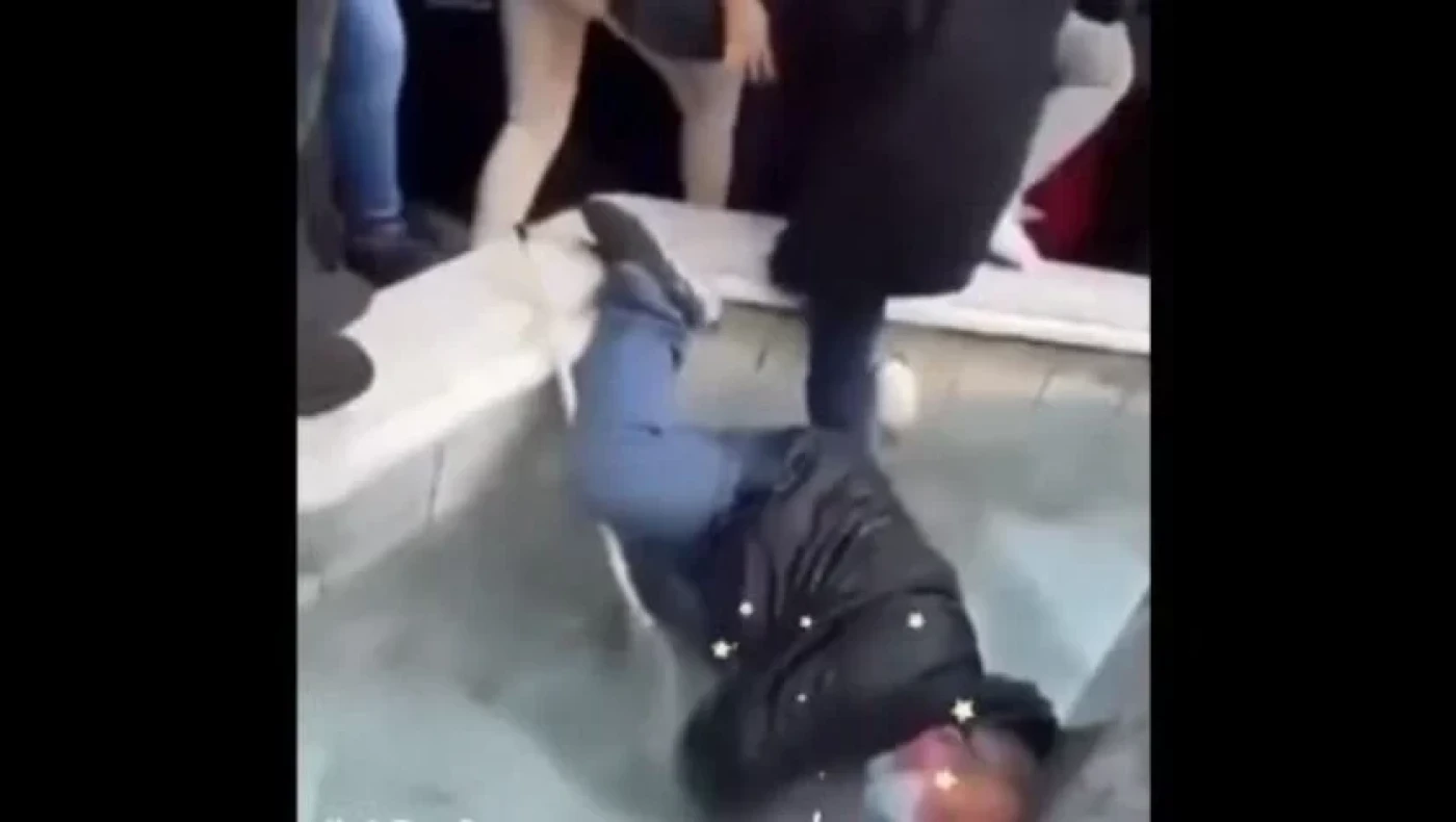 Οργή Γεωργιάδη για το βίντεο με τον ηλικιωμένο που έπεσε στη συγκέντρωση Μητσοτάκη