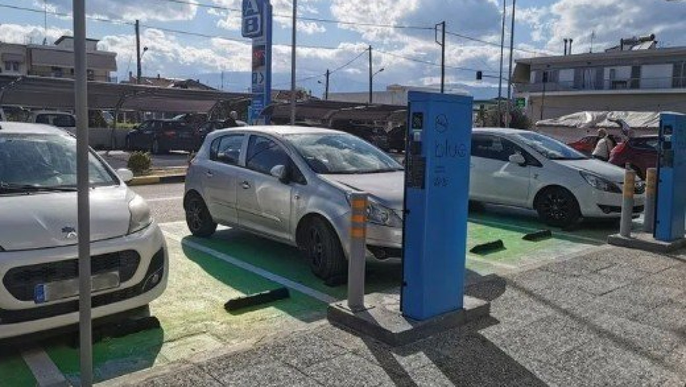 Έρχονται (;) πρόστιμα για παρκάρισμα σε θέσεις φόρτισης