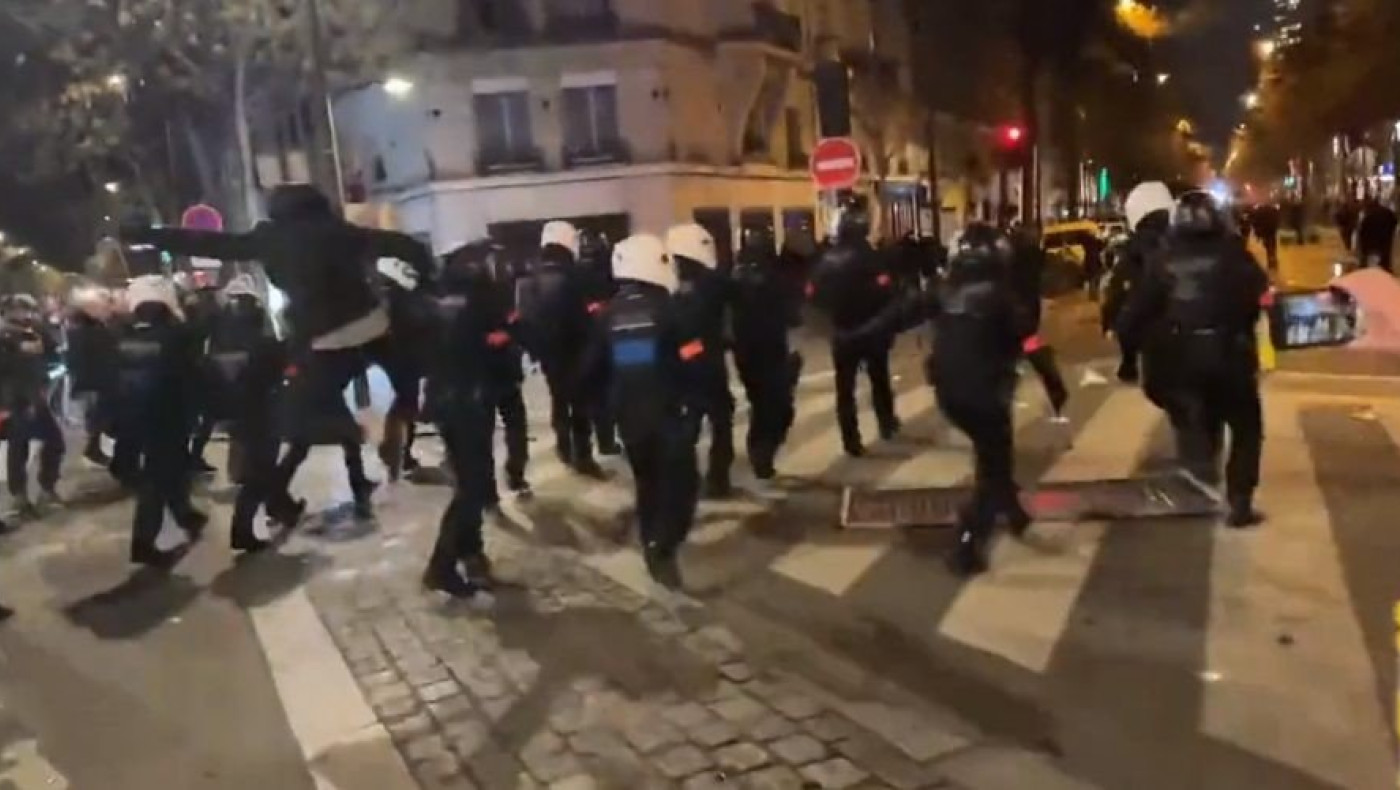 Παρίσι: Η σοκαριστική στιγμή που διαδηλωτής βγάζει νοκ άουτ αστυνομικό