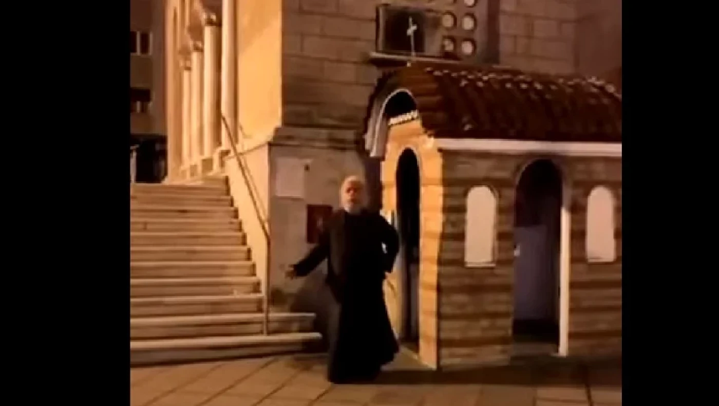Θεσσαλονίκη: Ρασοφόρος βρίζει αισχρά έξω από ναό