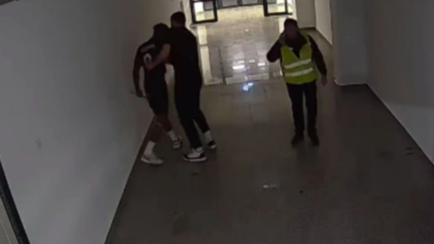 Πρωτοφανές σκηνικό στη Ρουμανία: Παίκτης αποβλήθηκε, έφυγε από το παρκε και γύρισε με μεταλλικό κοντάρι