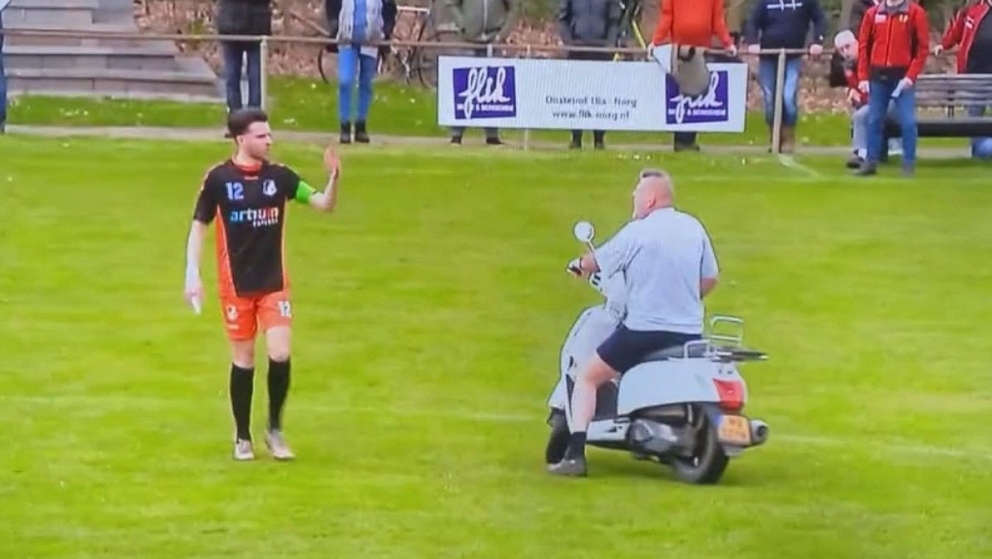 Επικό «μπουκάρισμα»: Οπαδός εισέβαλε στο γήπεδο με σκούτερ γιατί ενόχλησαν το άλογό του