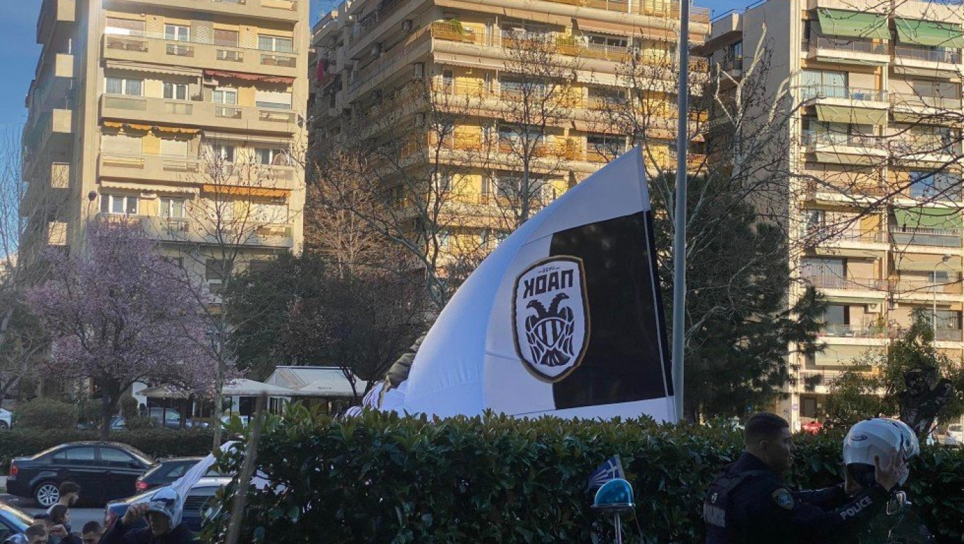 ΠΑΟΚ: Με συνθήματα και... μηχανάκια η αναχώρηση για «Βικελίδης»