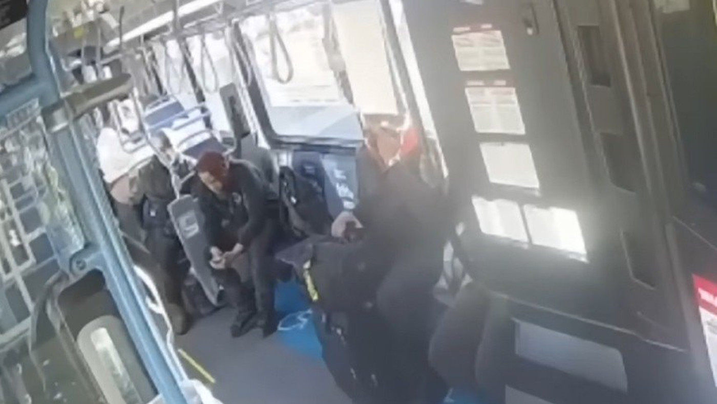 Βίντεο -σοκ: Επιβάτης λεωφορείου μαχαίρωνε συνεπιβάτη του κι ο οδηγός συνέχιζε το δρομολόγιο!