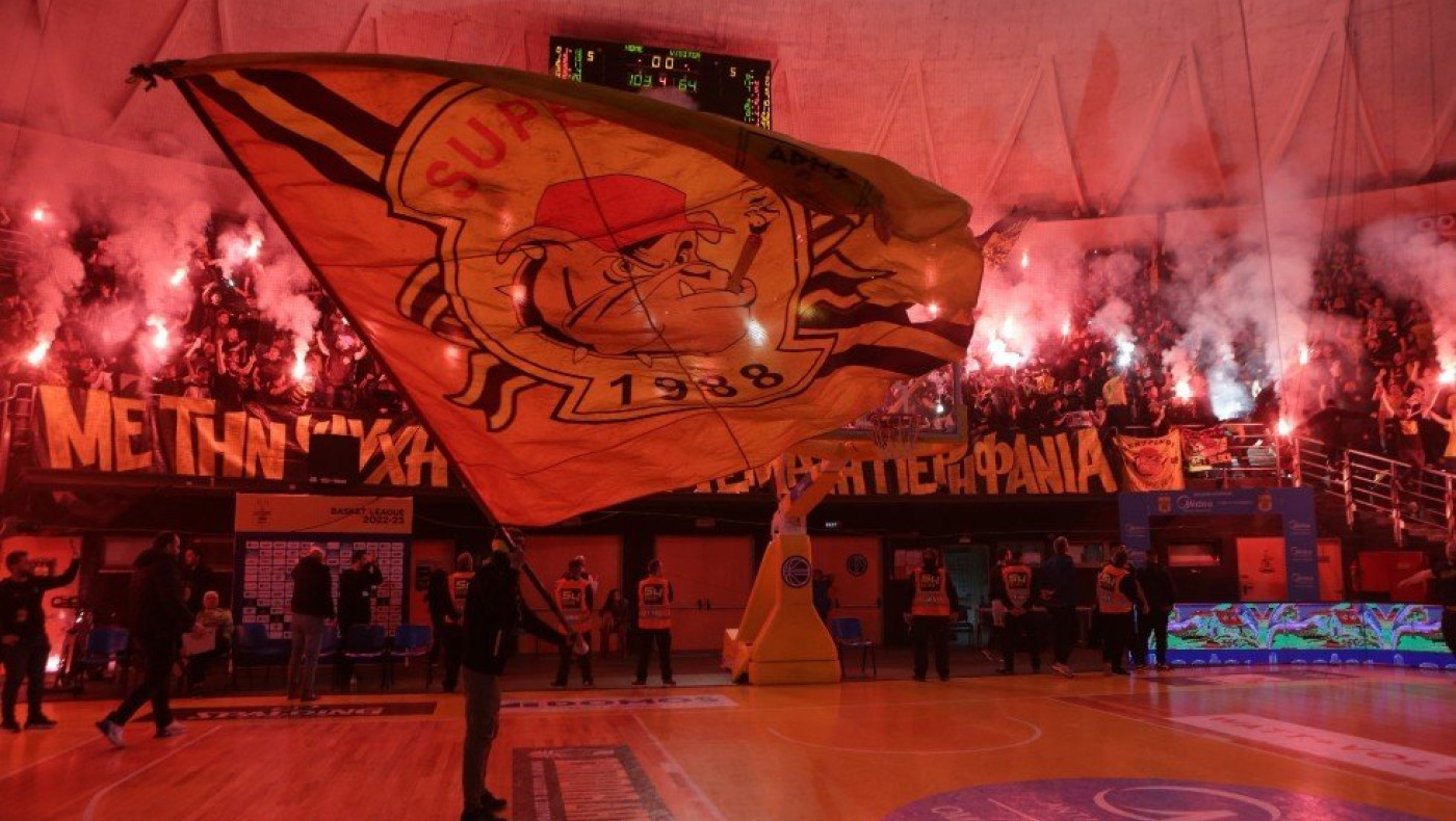 Άρης: Πάρτι στο Παλέ με πυρσούς και συνθήματα