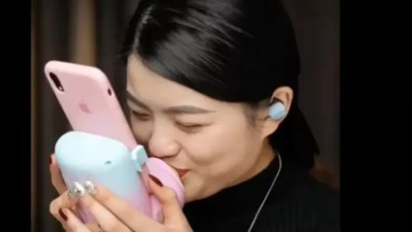 Κυκλοφόρησε συσκευή για φιλί εξ αποστάσεως!