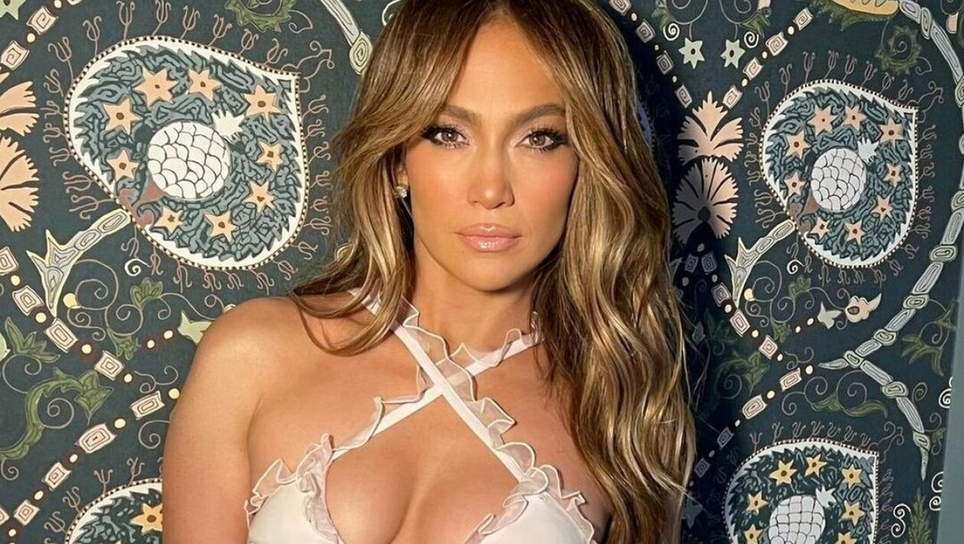 Η Τζένιφερ Λόπεζ ποζάρει μόνο με τα... παπούτσια της στη νέα της καμπάνια!