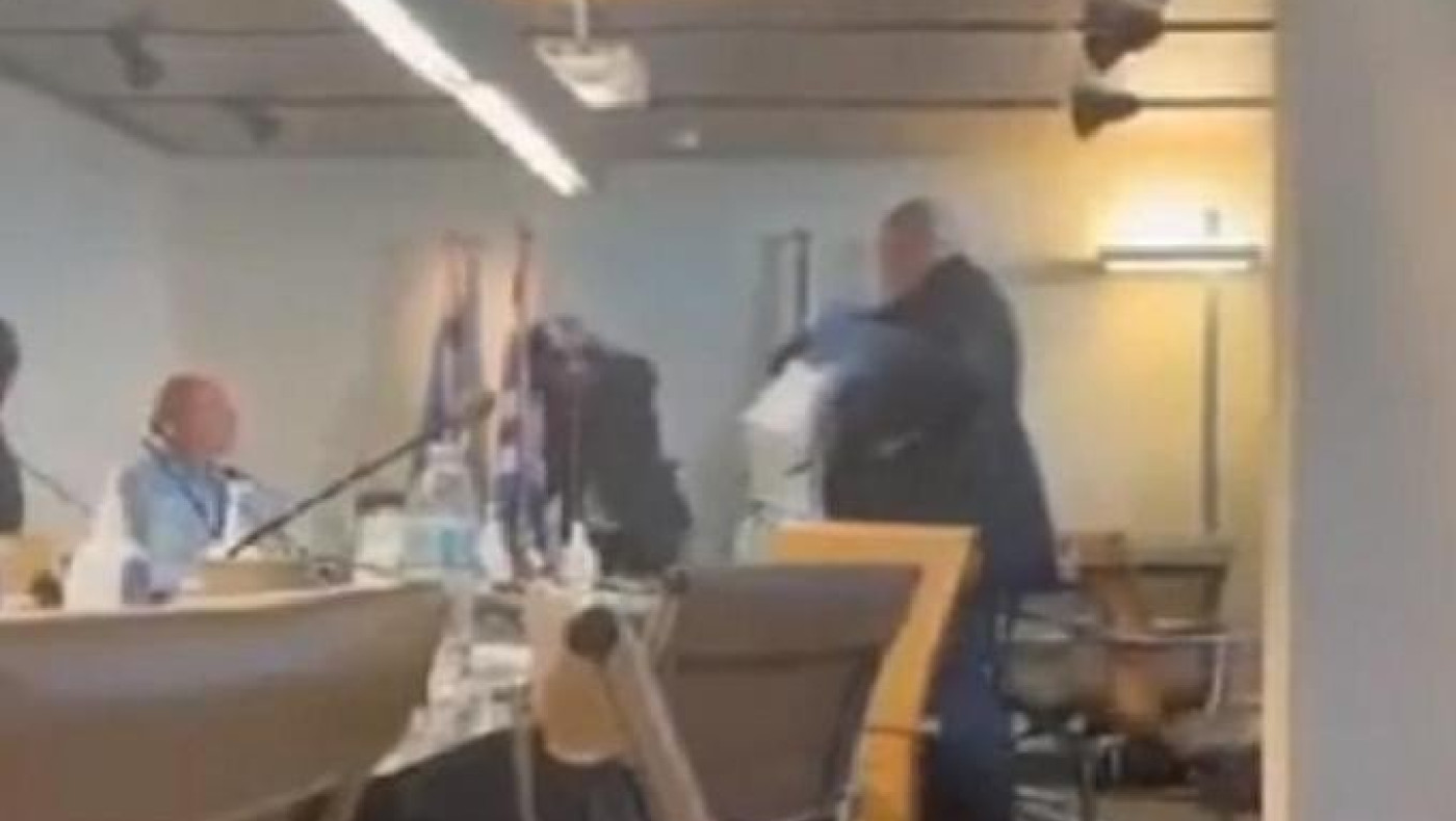 Η απόλυτη χυδαιότητα - Το βίντεο της ντροπής: Ο Καραπαπάς πετάει φούστα στον Μπαλτάκο!