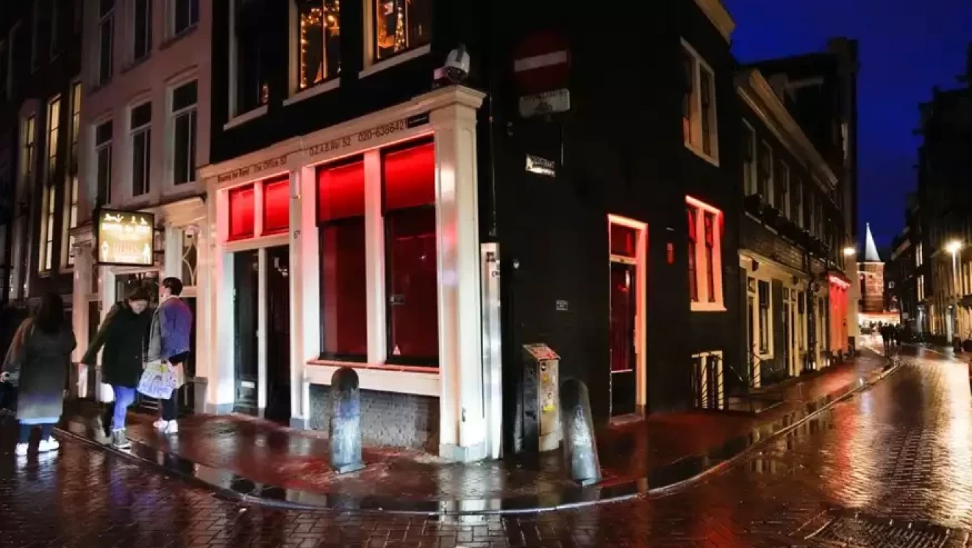 Μπλόκο στο Άμστερνταμ: «Είσαι Βρετανός, από 18 έως 35 ετών; Μην έρθεις!»