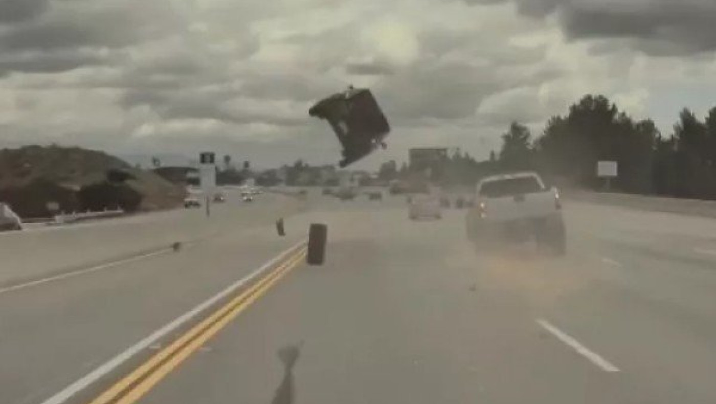 ΗΠΑ: Αυτοκίνητο στον... αέρα αφού χτύπησε σε λάστιχο