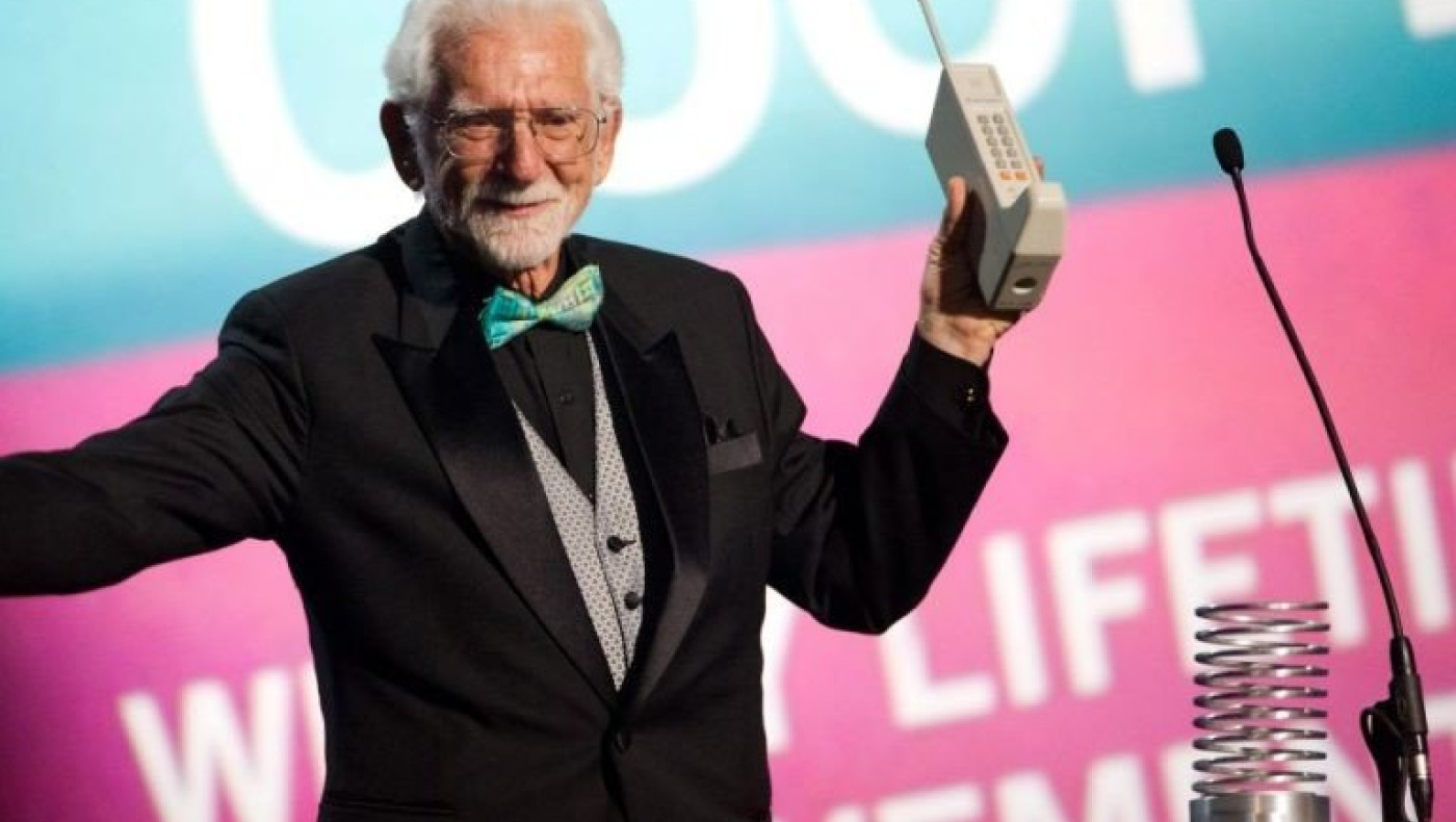 Τρολάροντας τον ανταγωνιστή: Τι είπε ο δημιουργός του κινητού στο πρώτο του τηλεφώνημα