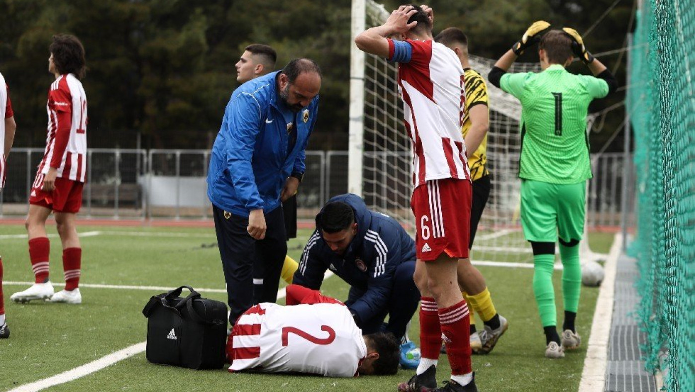 Στιγμή ήθους στο ΑΕΚ-Ολυμπιακός K17: Γιατροί των δύο ομάδων αντιμετώπισαν από κοινού σοβαρό τραυματισμό
