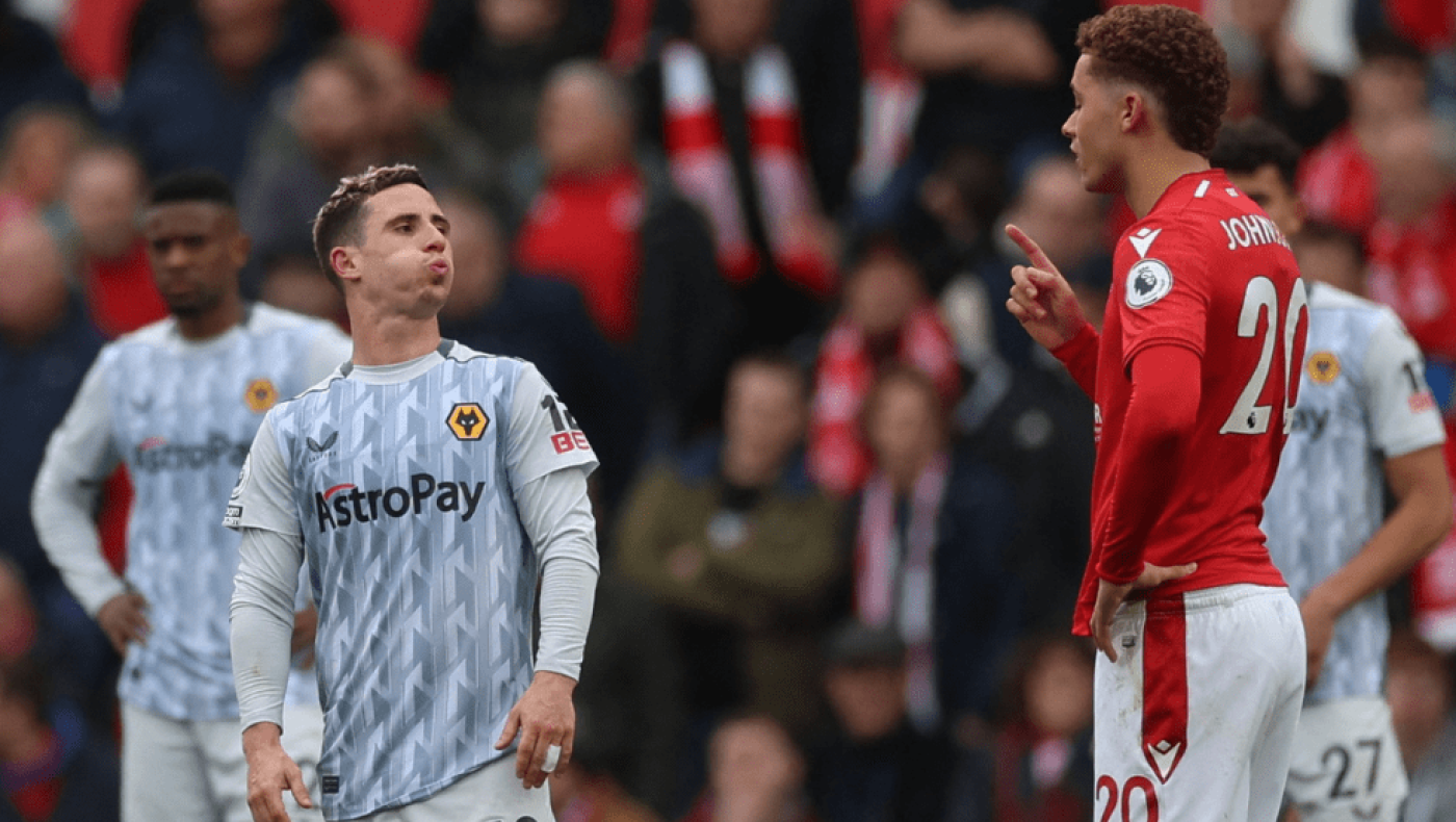 Απίστευτες στιγμές με τον πρώην... ερυθρόλευκο Ποντένσε να φτύνει στο πρόσωπο αντίπαλο