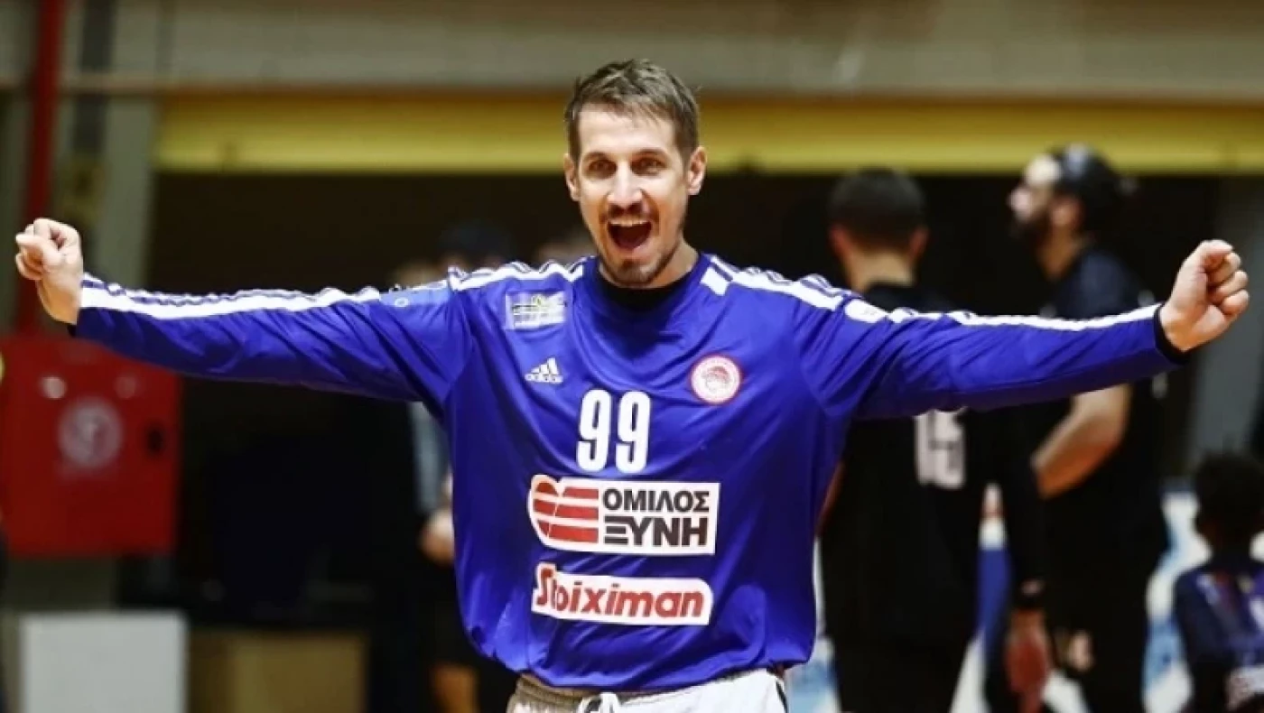 Εριστική ανάρτηση του Μπάουερ του Ολυμπιακού κατά των φίλων του ΠΑΟΚ