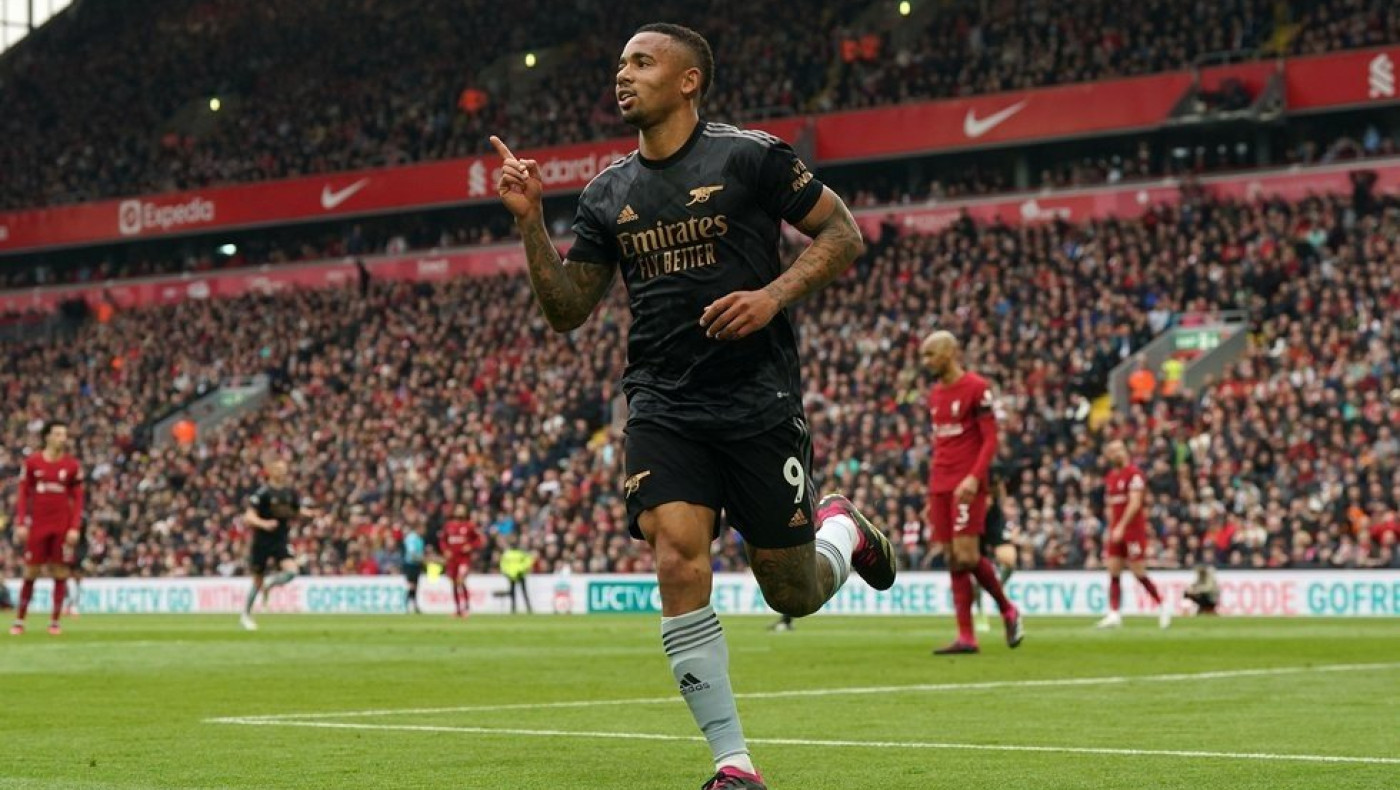 Λίβερπουλ - Άρσεναλ: Έρευνα για την αγκωνιά του βοηθού στον Ρόμπερτσον